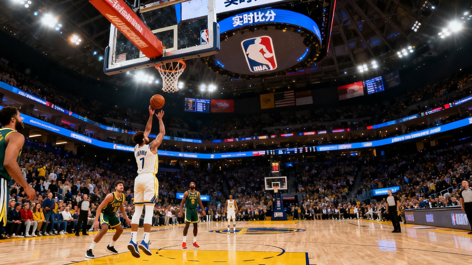 NBA篮球比赛直播画面，球员正在三分线外跳投，球馆内灯光璀璨，巨型屏幕显示实时比分